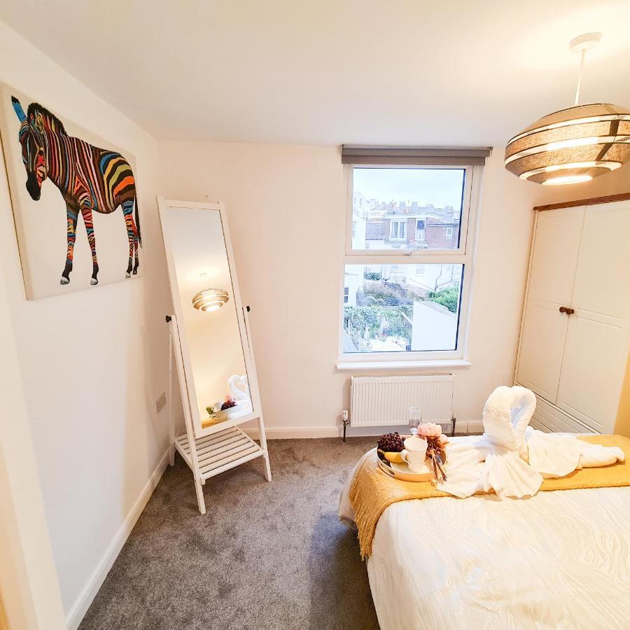 Modern 4 Bedroom Flat Near Station Appartement *