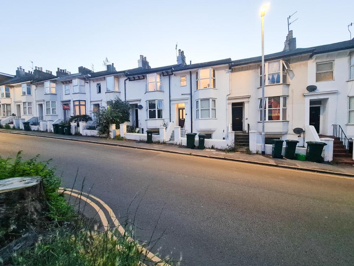 Modern 4 Bedroom Flat Near Station
