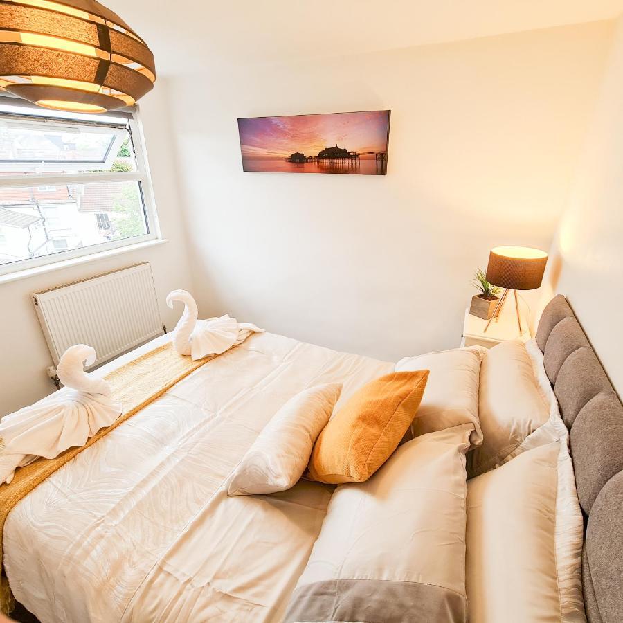 Apartment Modern 4 Bedroom Flat Near Station