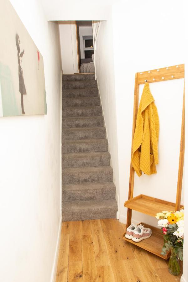 Apartment Modern 4 Bedroom Flat Near Station