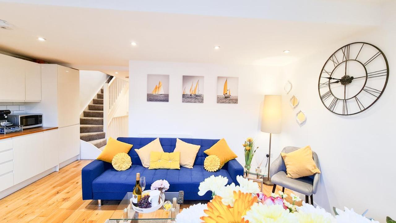 Modern 4 Bedroom Flat Near Station Appartement *