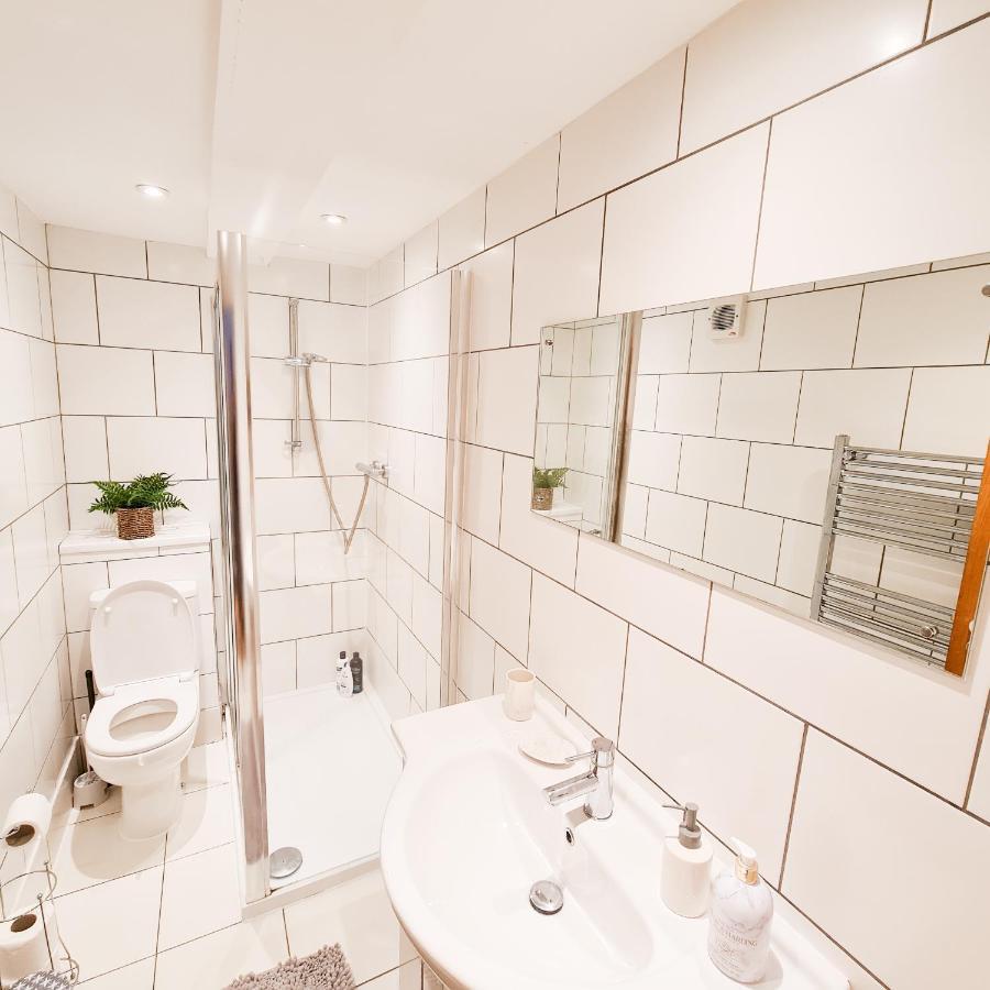 Modern 4 Bedroom Flat Near Station Appartement *